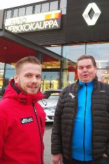 Rakentajan edustajana saneeraushankkeessa toiminut Juha Mustakangas (oikealla) keskustelemassa Autoverkkokauppa.fi:n myyjän Toni Barckin kanssa