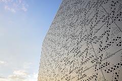 The western wing of the building is equipped with the Ruukki Emotion facade system, which was delivered by Ruukki. A surface displaying the company’s logo was created with perforated steel elements.