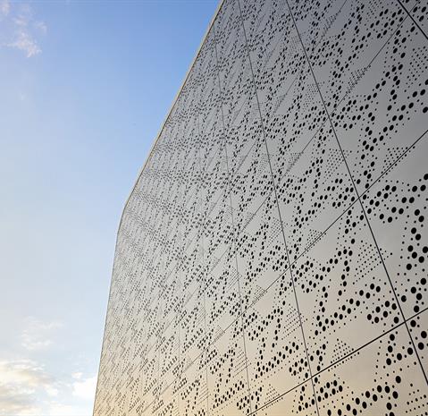 The western wing of the building is equipped with the Ruukki Emotion facade system, which was delivered by Ruukki. A surface displaying the company’s logo was created with perforated steel elements.