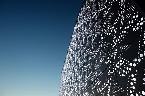 The visual impression has been reinforced with LED lights.