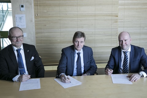 Sopimuksen allekirjoittivat TTY:n vararehtori Jarmo Takala, Executive vice president Olavi Huhtala SSAB Europe Oy:stä ja President Sami Eronen Ruukki Construction Oy:stä. Kuva Virpi Andersin.