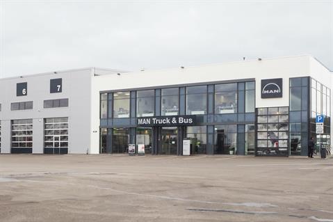The new building speeds up customer service and drivers can wait in designated waiting rooms until their vehicles have been serviced. A generous parking lot on the site of building improves access to services. 