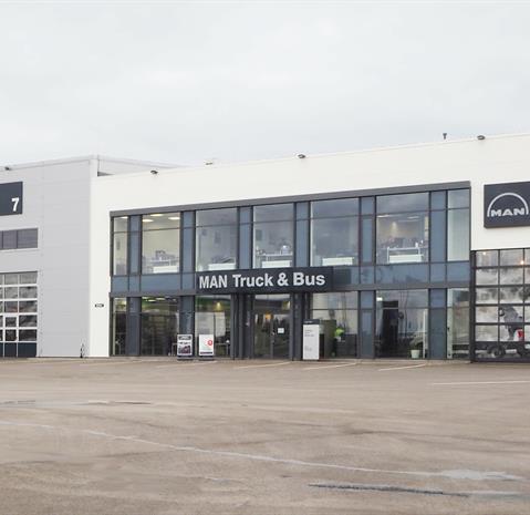 The new building speeds up customer service and drivers can wait in designated waiting rooms until their vehicles have been serviced. A generous parking lot on the site of building improves access to services. 