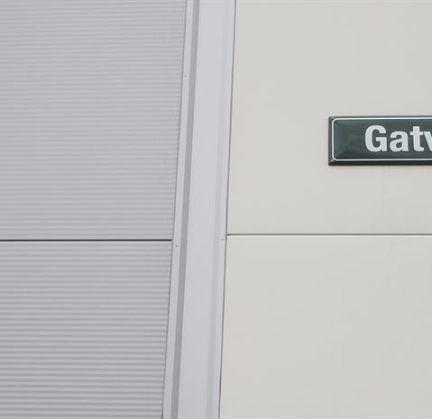 Grey micro-profiled energy panels were used in the vehicle serving part of the building and white energy panels in the office part. 