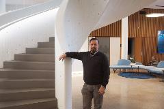 Jari Pekka Innanen is pleased with the new head office. The employees, work, security, job satisfaction and health were the motivating principles in design. 
