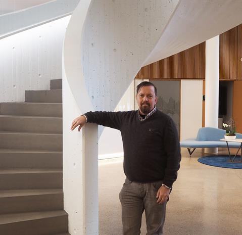 Jari Pekka Innanen is pleased with the new head office. The employees, work, security, job satisfaction and health were the motivating principles in design. 