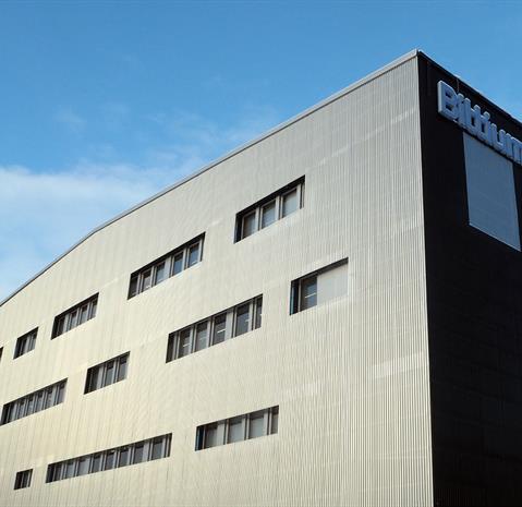 Ruukki’s steel façade lamella Tokyo S18 was used in the building’s façade. The light façade on the southern side reflects radiant heat, thus preventing the building from becoming too hot in the summer. A dark colour has been used on the northern side.
