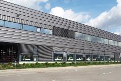 Cladding lamellas gave the office building a horizontal dimension and divided the fairly large surface into smaller areas. 