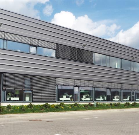 Cladding lamellas gave the office building a horizontal dimension and divided the fairly large surface into smaller areas. 