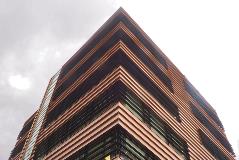 Special lamellas were used to create a horizontal effect for the high building