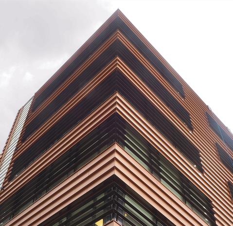 Special lamellas were used to create a horizontal effect for the high building