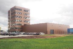 The new UPS building comprises a single-storey industrial hall and a seven-storey office building