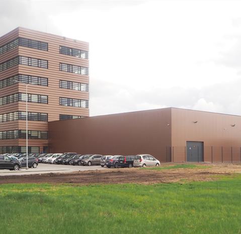 The new UPS building comprises a single-storey industrial hall and a seven-storey office building