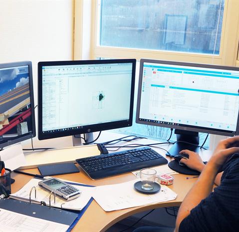 Lett-Tak’s roof elements must be tailored precisely to fit the customer’s construction project. The picture shows designer Amund Johnsen in his work.