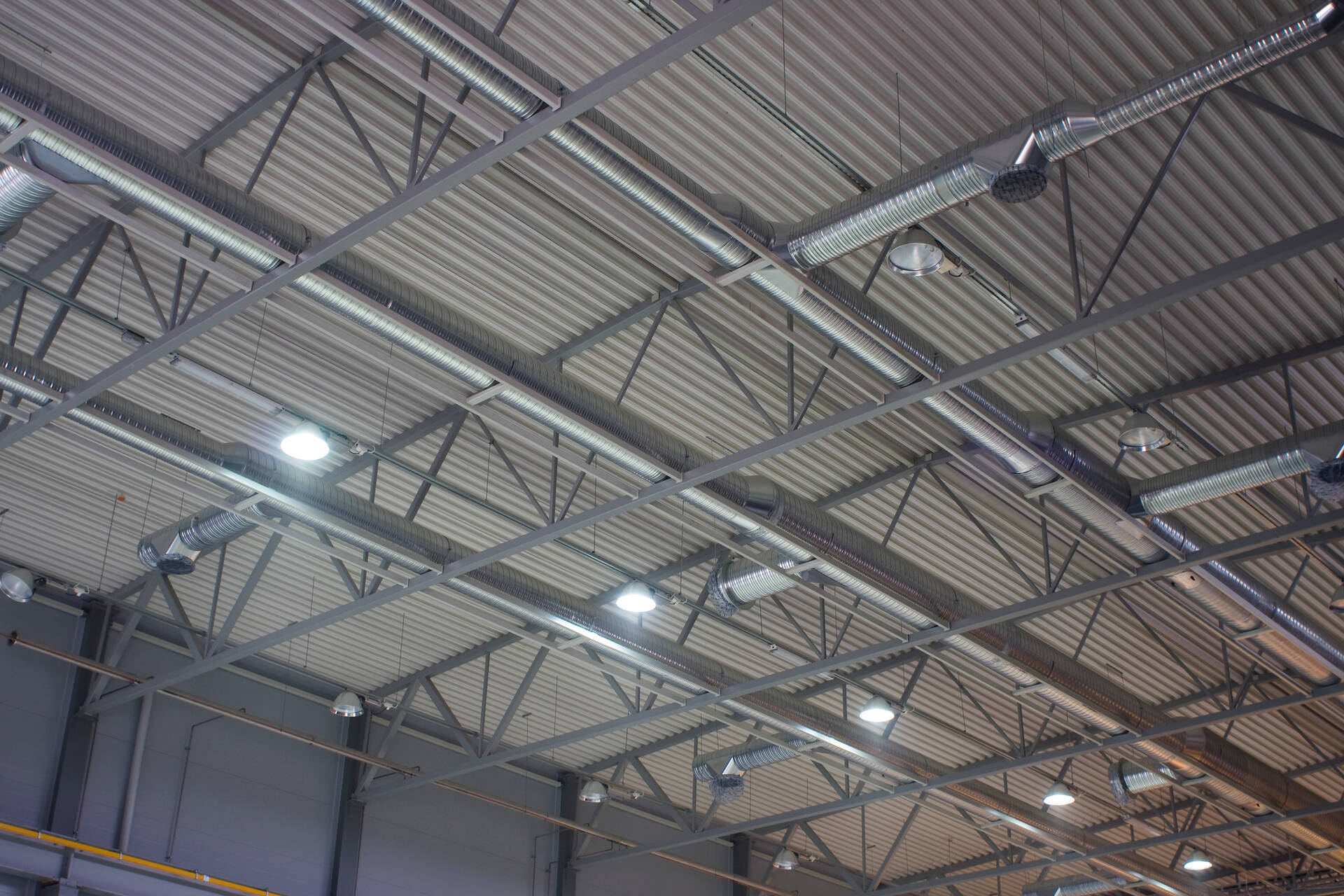 Load bearing profiles for hall buildings