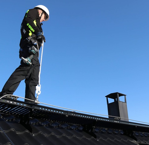 SafeLine-on-roof-ladder-and-walkway